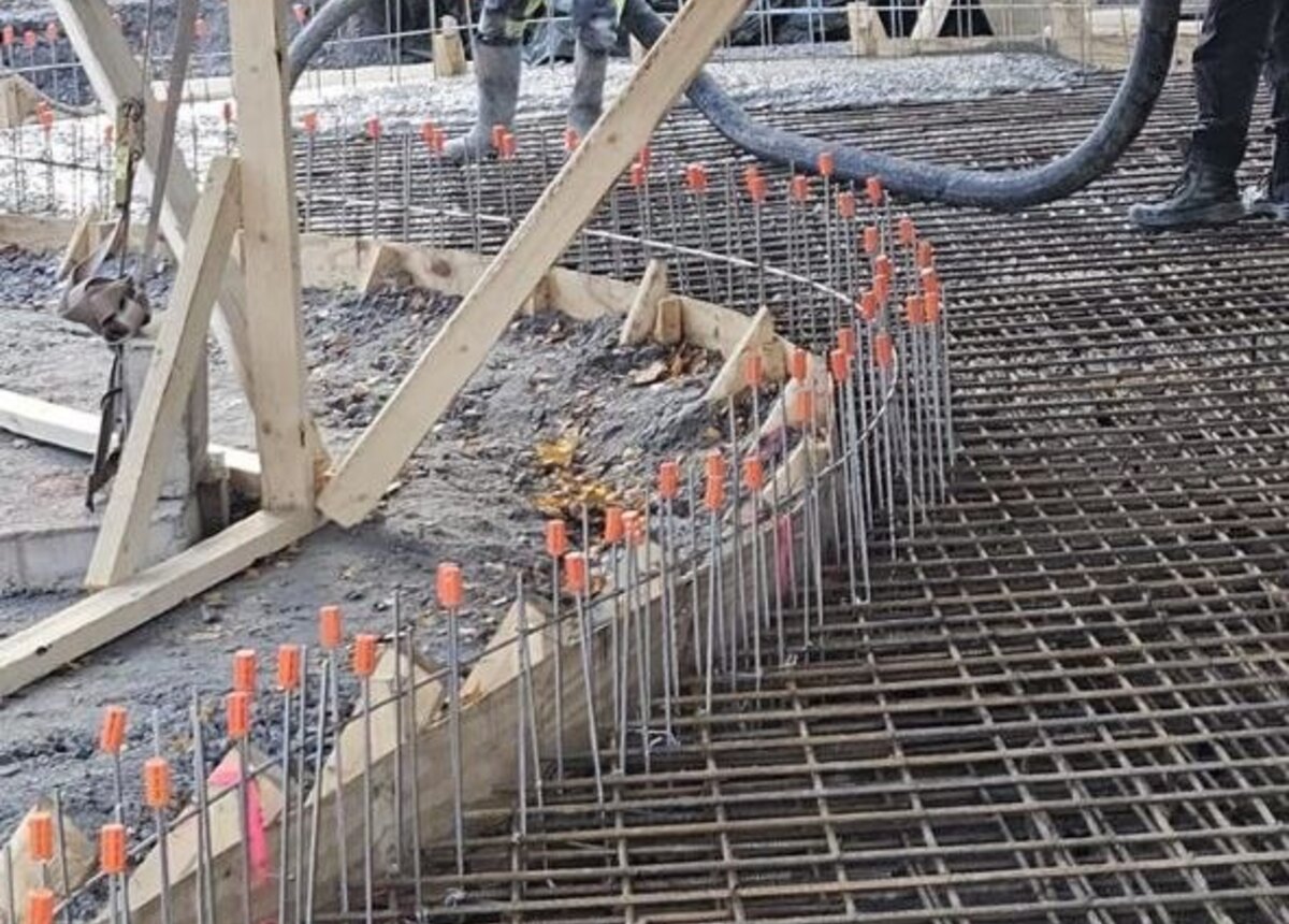 Betonointi- ja raudoitustyö työmaalla